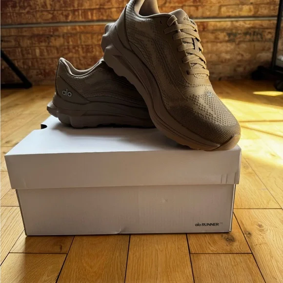 ALO Yoga Women’s Runner Sneaker in Gravel - Picture 7 of 9